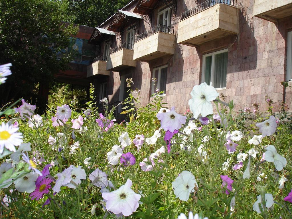 Дом Писателей Цахкадзора Hotel Kültér fotó