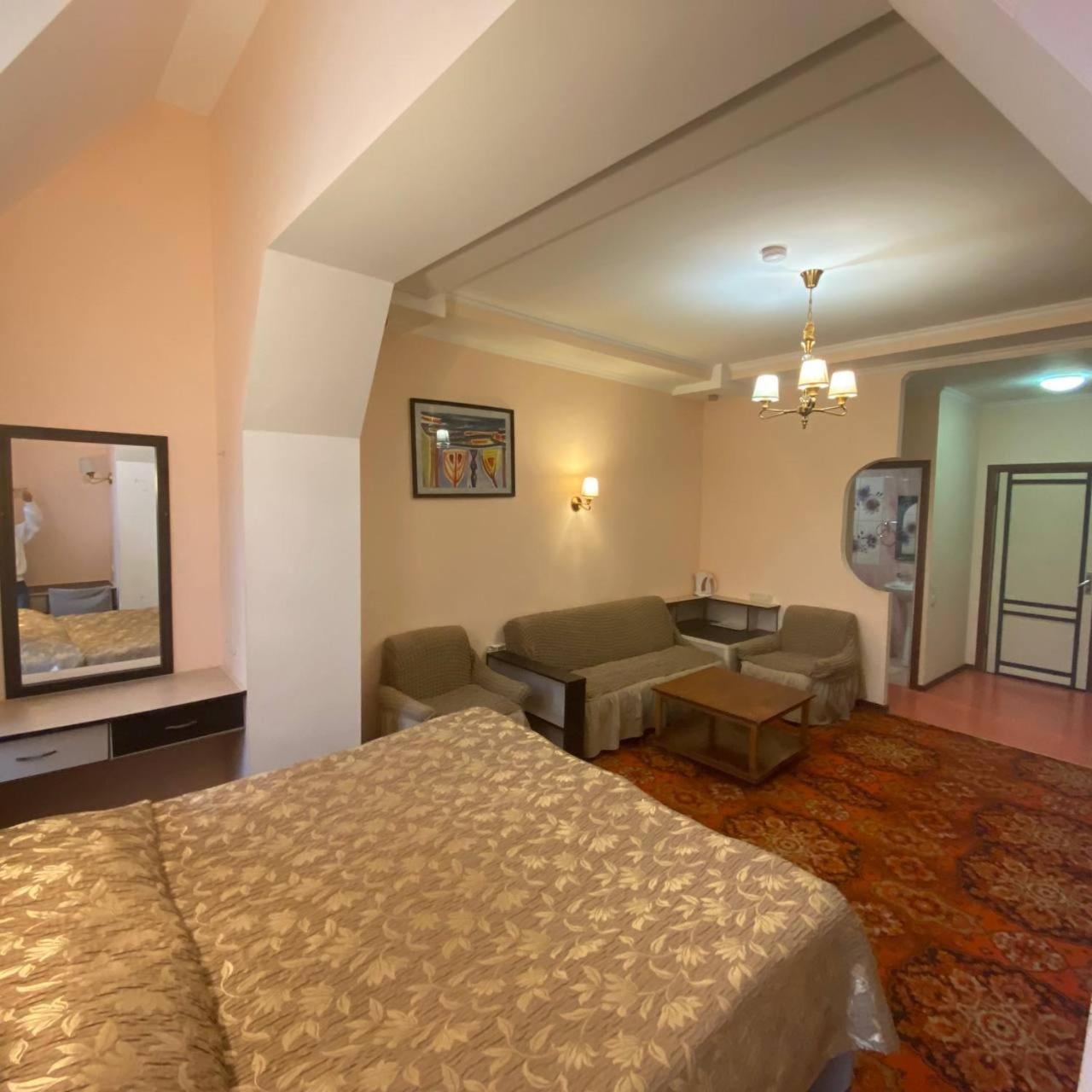 Дом Писателей Цахкадзора Hotel Kültér fotó